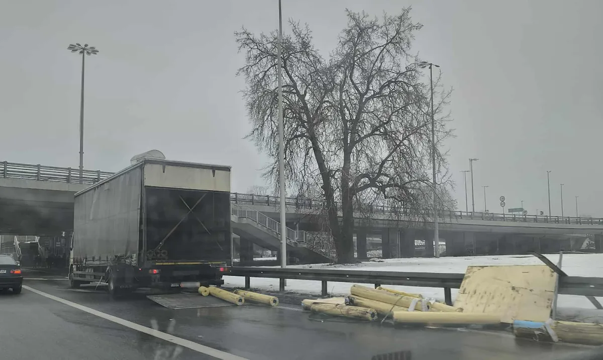 Utrudnienia na wjeździe na S8. Z ciężarówki wypadł towar