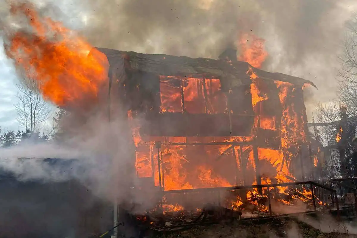 Ogromny pożar pod Warszawą – cały dom w ogniu. 10 zastępów straży w akcji