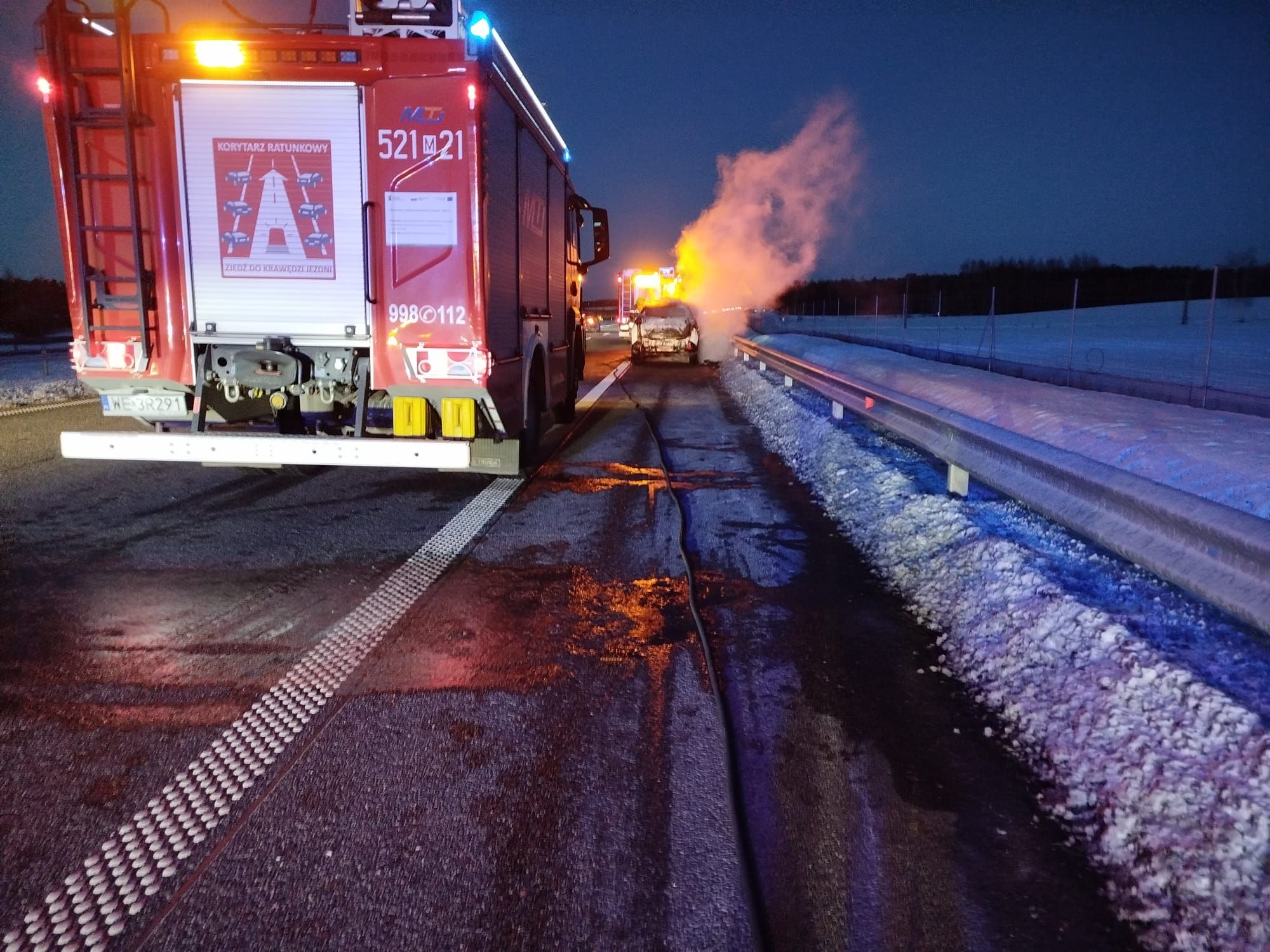Uwaga kierowcy. Pożar auta na DK7, jeden pas zablokowany. Sprawdź, gdzie tworzą się utrudnienia