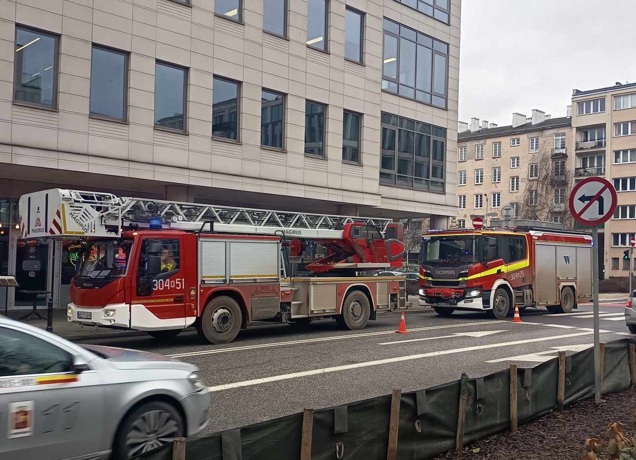 Pilna ewakuacja w centrum Warszawy. Straż pożarna na ulicy Topiel, trwa akcja służb