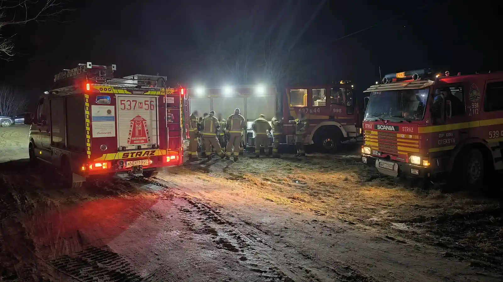 Zatory lodowe na Wkrze. Woda miejscami wystąpiła z koryta. Strażacy na miejscu. Urząd Wojewódzki apeluje: nie zbliżać się do zatorów lodowych