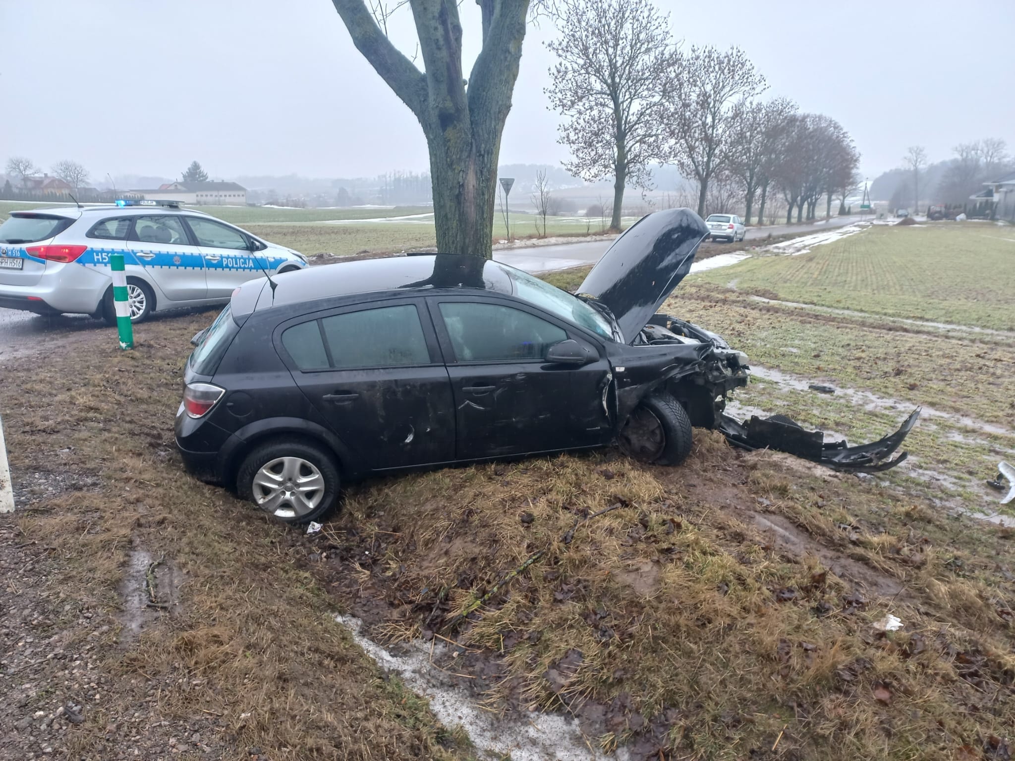 Uwaga kierowcy. Groźne zdarzenie na DK19. Auto rozbite, są utrudnienia w ruchu