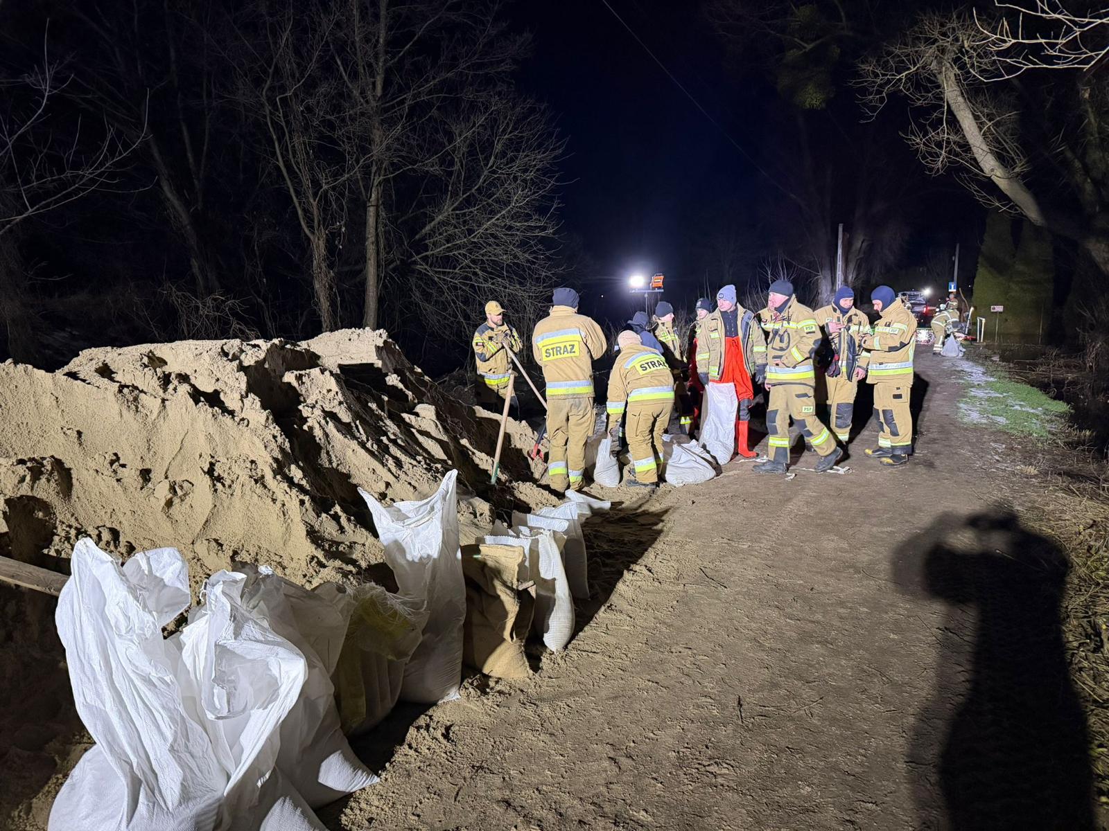 Pilne! Rzeka wystąpiła z koryta na skutek zatoru lodowego. Woda rozlała się na okoliczne tereny