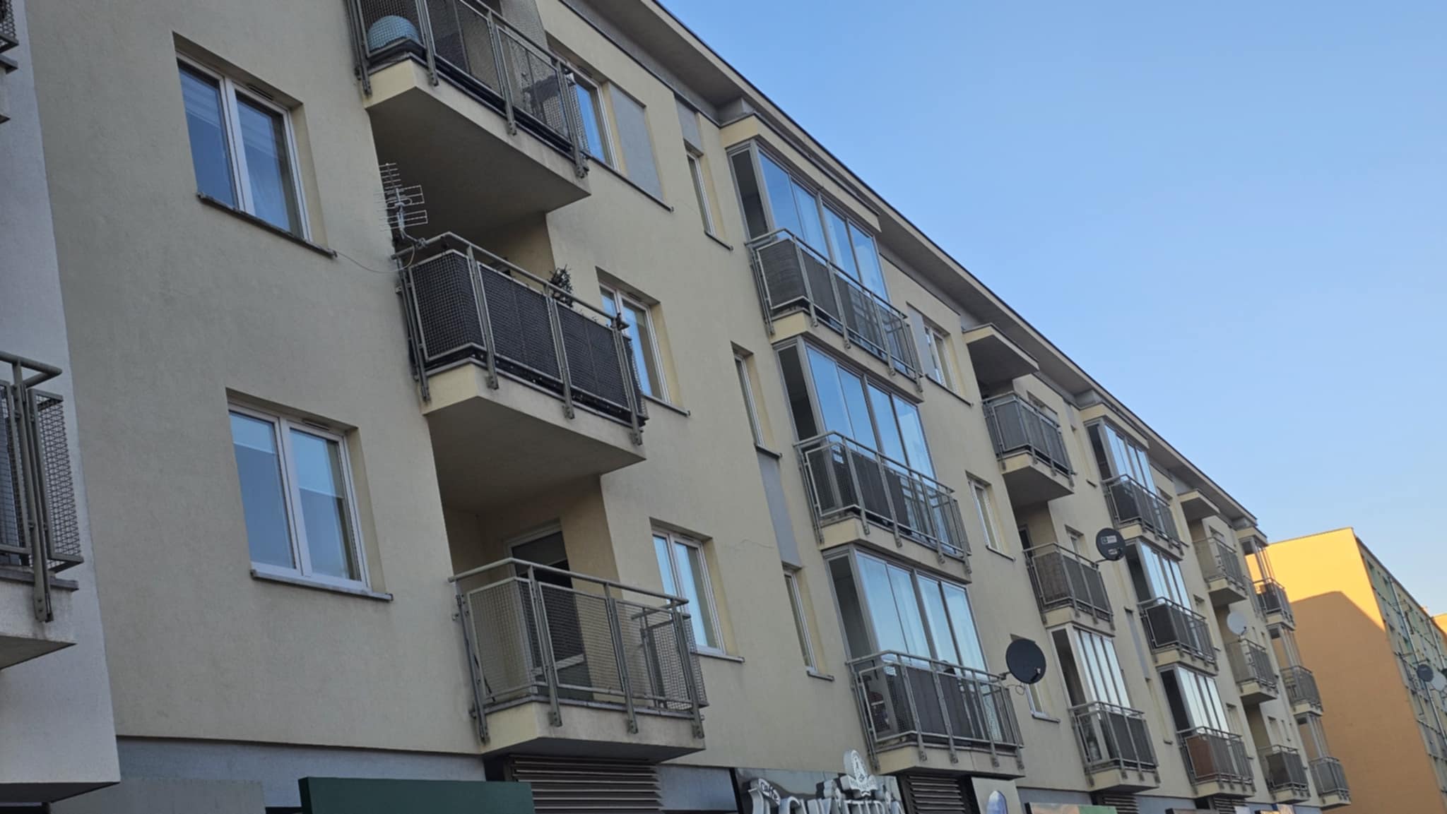 Mieszkasz w bloku? Cisza nocna to nie wszystko. Sprawdź, kiedy hałas staje się nękaniem