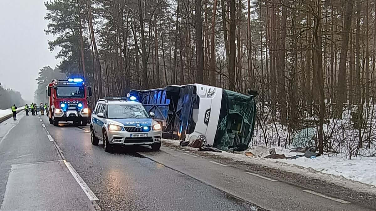 DK62 zablokowana po wypadku autobusu. 18 osób trafiło do szpitala