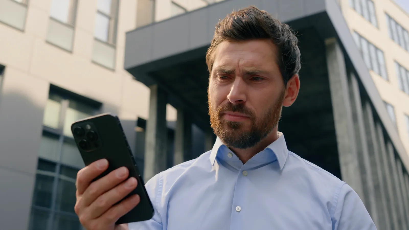 Bank wzywa klientów osobiście do oddziału. Nie pójdziesz? Zablokują Ci konto