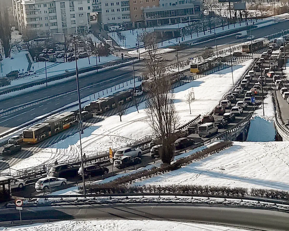 Paraliż na Trasie Łazienkowskiej. Jeden samochód zablokował pół Warszawy. Ludzie na mrozie wychodzili z autobusów i szli pieszo
