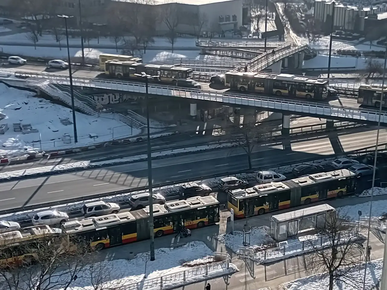 Paraliż na Trasie Łazienkowskiej. Jeden samochód zablokował pół Warszawy. Ludzie na mrozie wychodzili z autobusów i szli pieszo