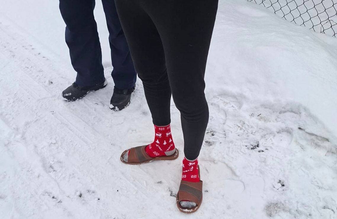 Włamał się do domu, zjadł kiełbasę, nałożył klapeczki i zasnął w łóżku właścicielki