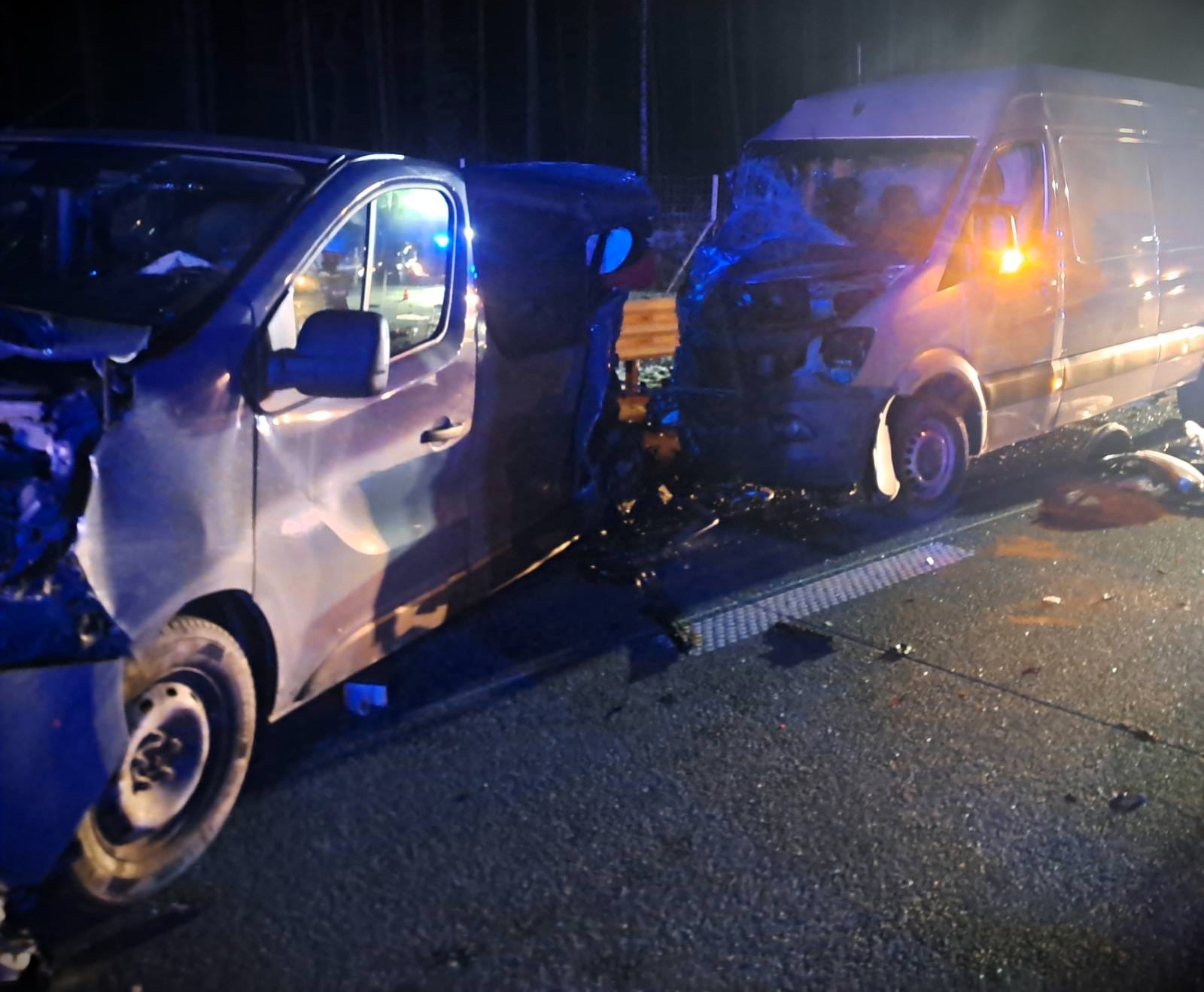 Dwie osoby zginęły w zmiażdżonym busie na S8