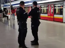 Policjanci stojący na stacji metra. | Fot. Warszawa w Pigułce.