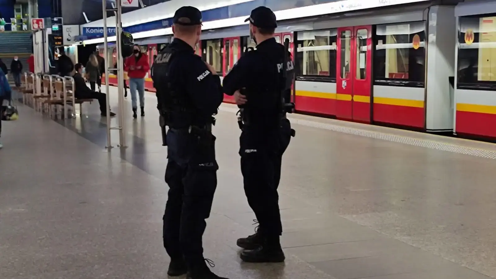 Pilne! Dwie stacje metra zamknięte. Pociąg jeździ w dwóch pętlach. Na miejsce zmierza policja