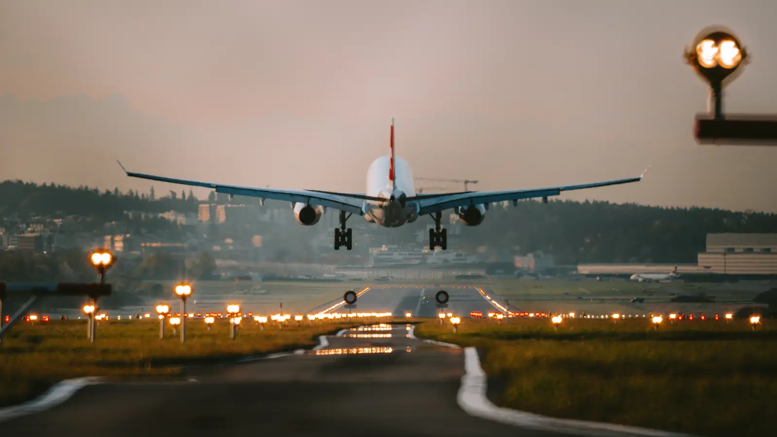 Alarm w powietrzu. Zamknięte niebo nad wieloma krajami, MSZ wydaje pilne ostrzeżenie