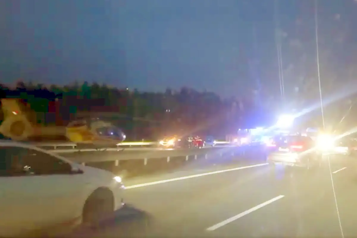 Pożar na autostradzie A2. Płonący bus zablokował ruch, w akcji mnóstwo służb, śmigłowiec LPR. Wyznaczono objazdy