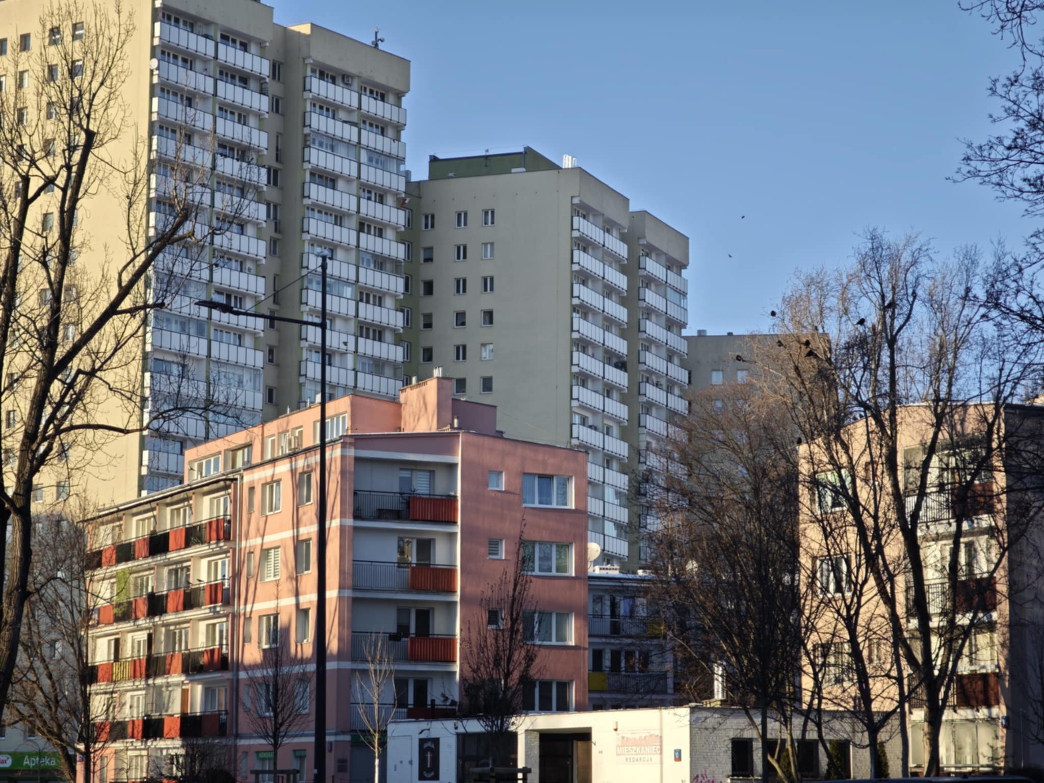 Mieszkasz w bloku? Te opłaty w czynszu to „worki bez dna”. Spółdzielnie doliczają setki złotych, a lokatorzy płacą w ciemno