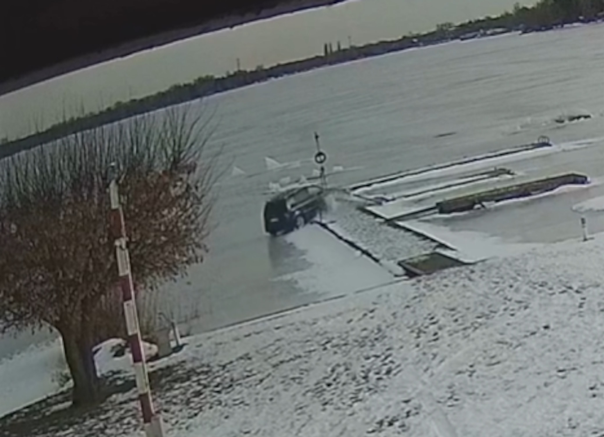 Szalony rajd po lodzie pod Warszawą. 68-latek wjechał autem na Jezioro Zegrzyńskie i zniszczył pomost WOPR