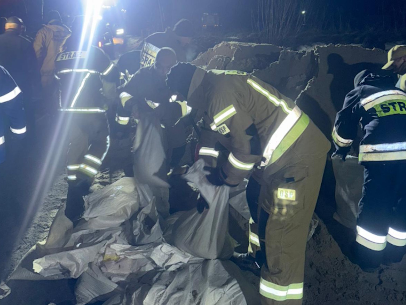 Rzeka wystąpiła z koryta. 18 zastępów na miejscu. Sprawdź, czy zagrożenie dotyczy TWOJEJ okolicy