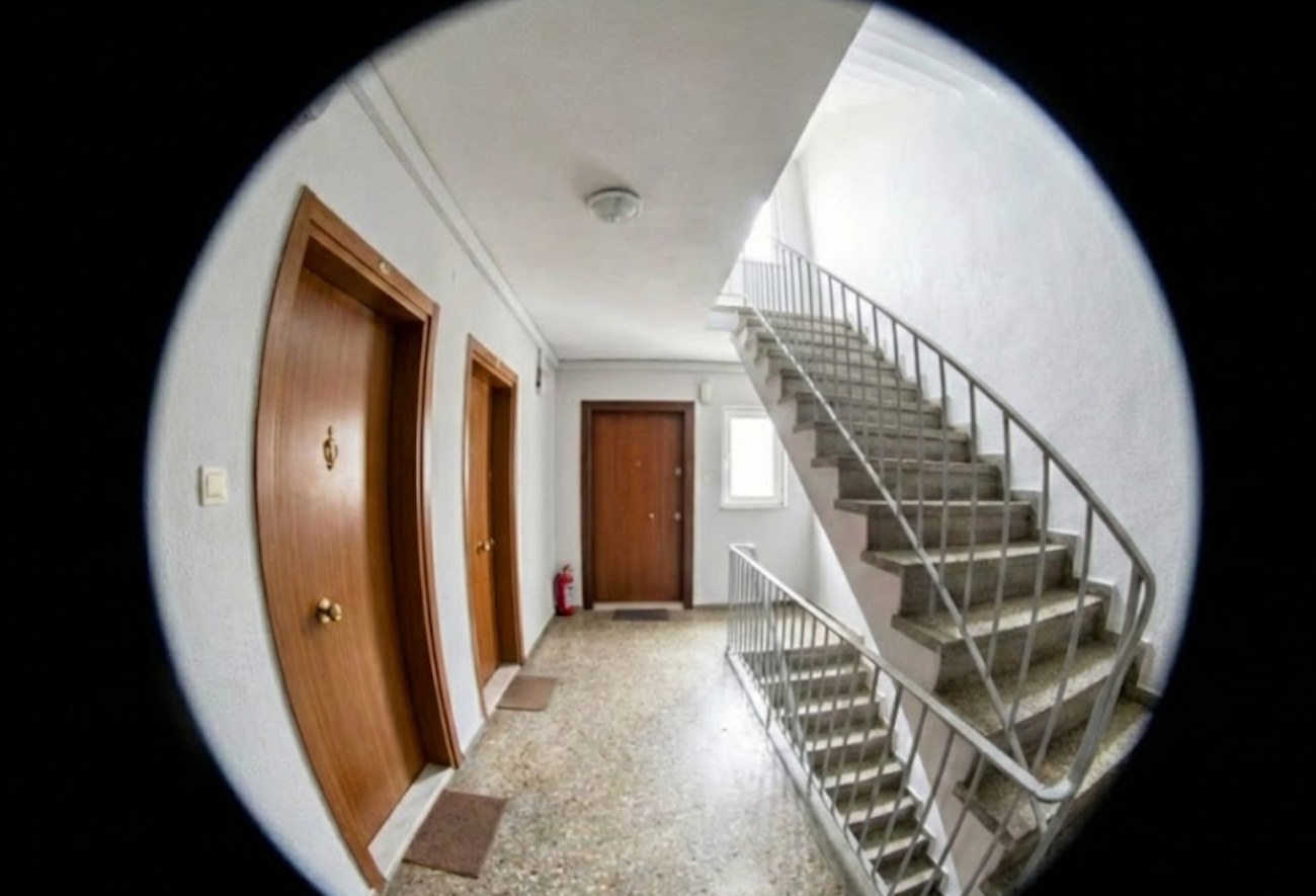 Sąsiad zainstalował kamerę zamiast wizjera? Zobacz, czy może Cię nagrywać