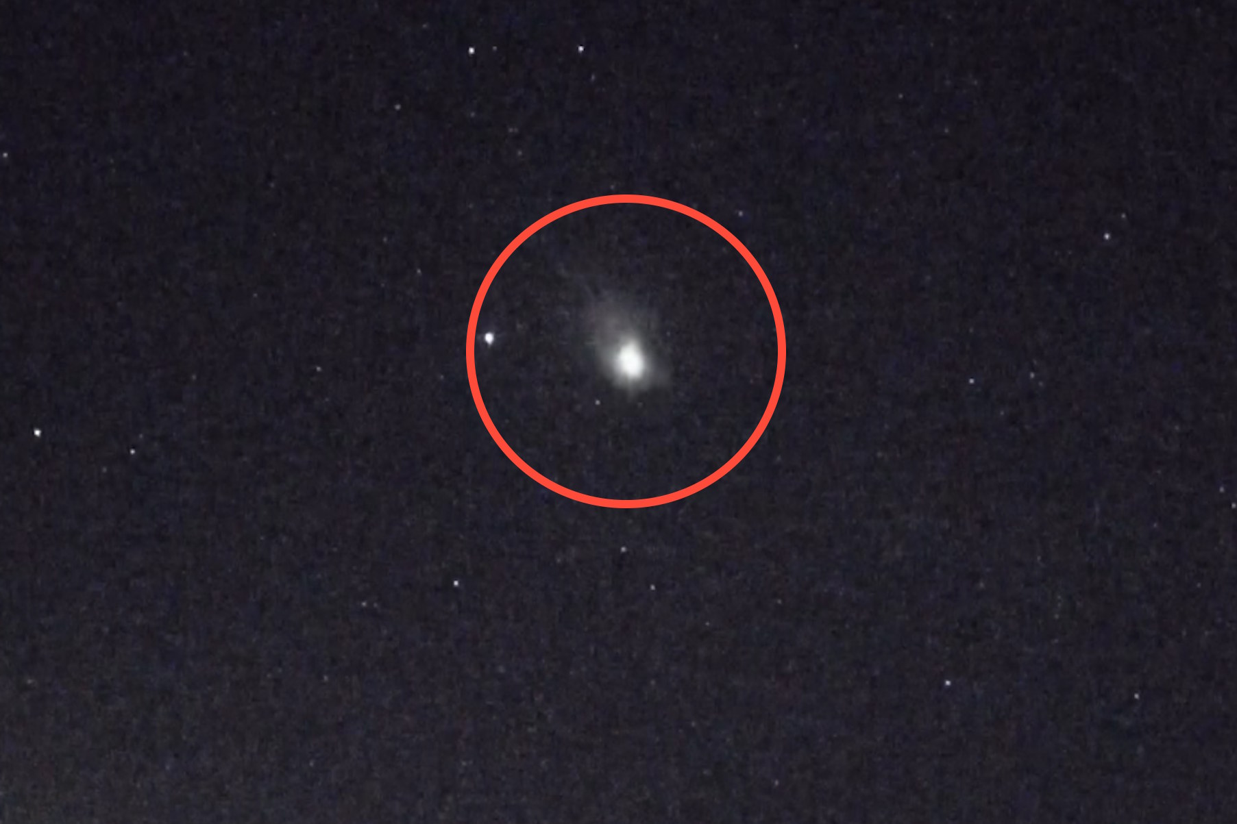 Tajemnicza kula ognia nad Mazowszem. Nocne zjawisko zarejestrowały kamery