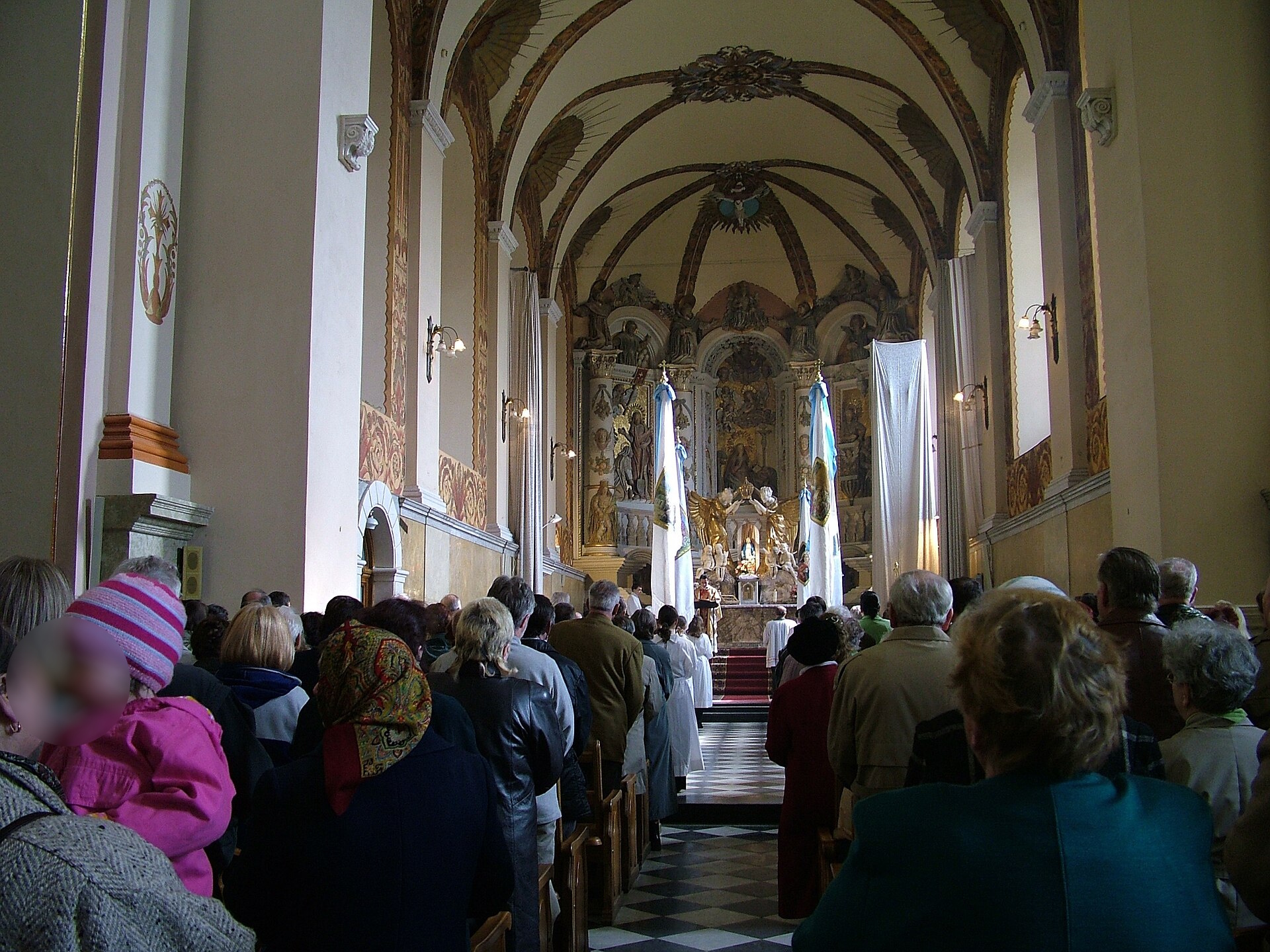 Uderzenie w zabytkowy kościół we Lwowie. Fala zniszczeń po ataku, uszkodzone okna i dach