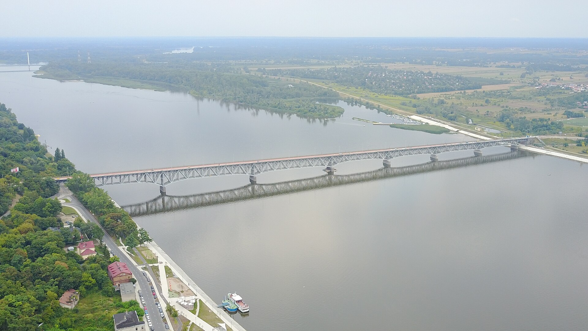 Dramatyczne sceny na Mazowszu. Człowiek spadł z Mostu Legionów, trwa pilna akcja służb