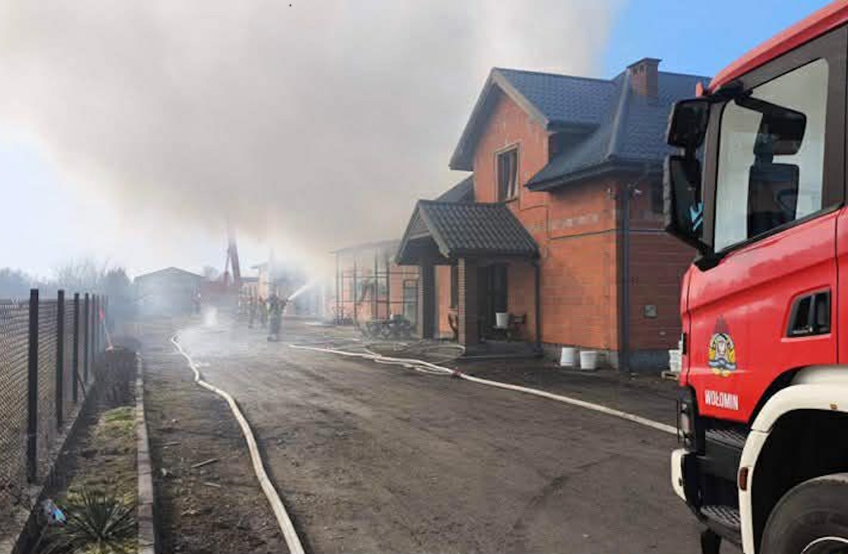 Alarm pod Warszawą. Pożar zakładu stolarskiego, na miejscu wiele zastępów straży
