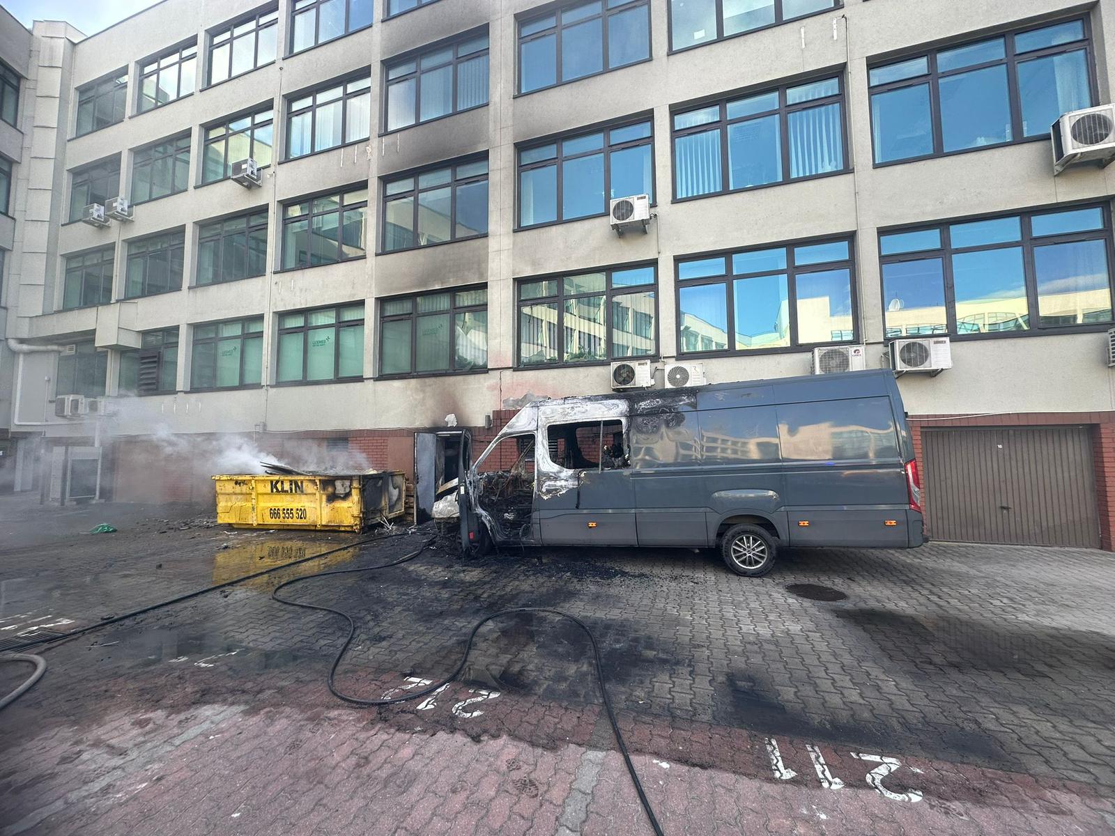 Tragedia w Warszawie! Pożar busa i budynku. Są ofiary śmiertelne