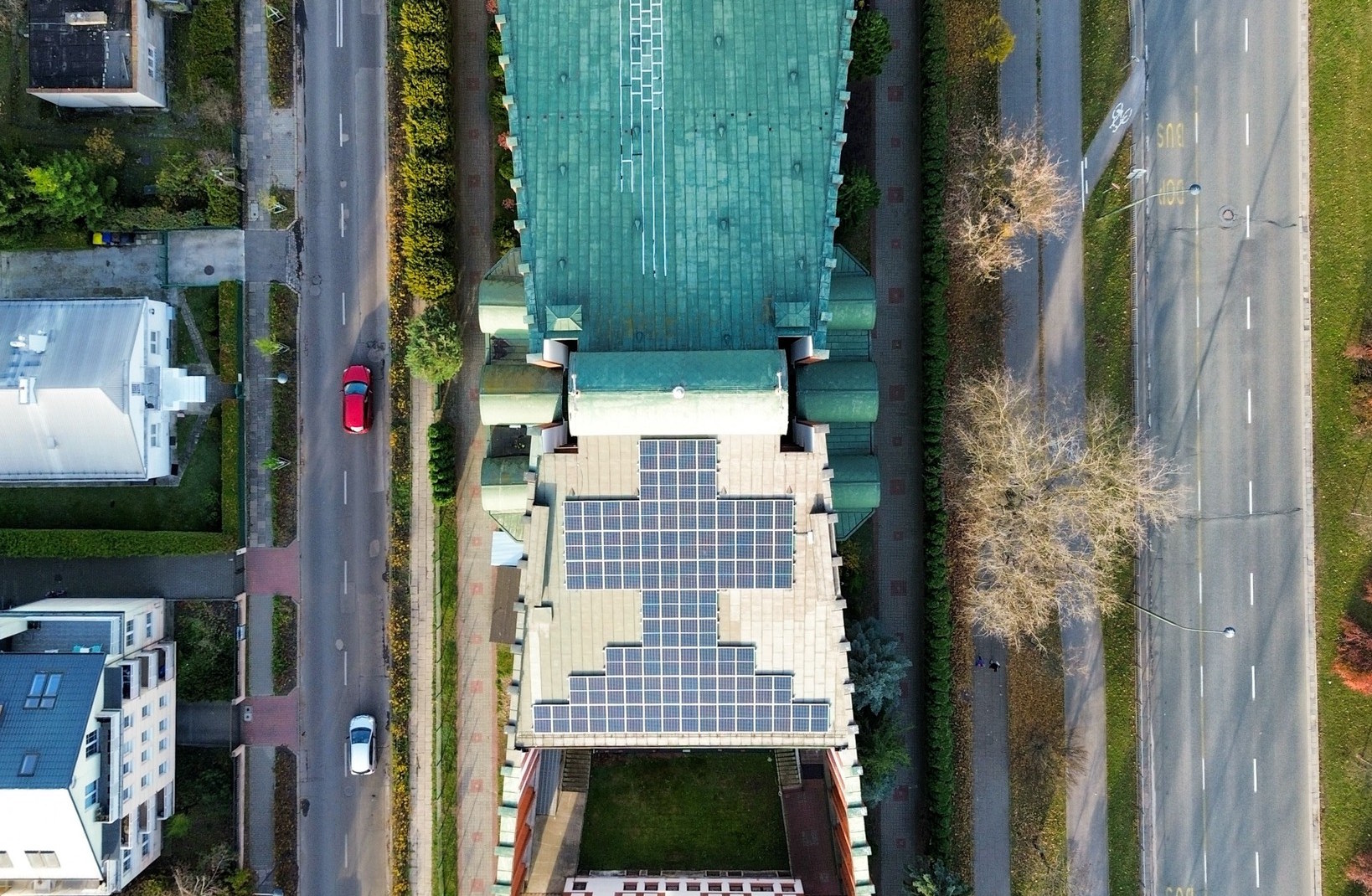 Fotowoltaiczny krzyż na Grochowie! Naprawdę umieścili to na dachu kościoła