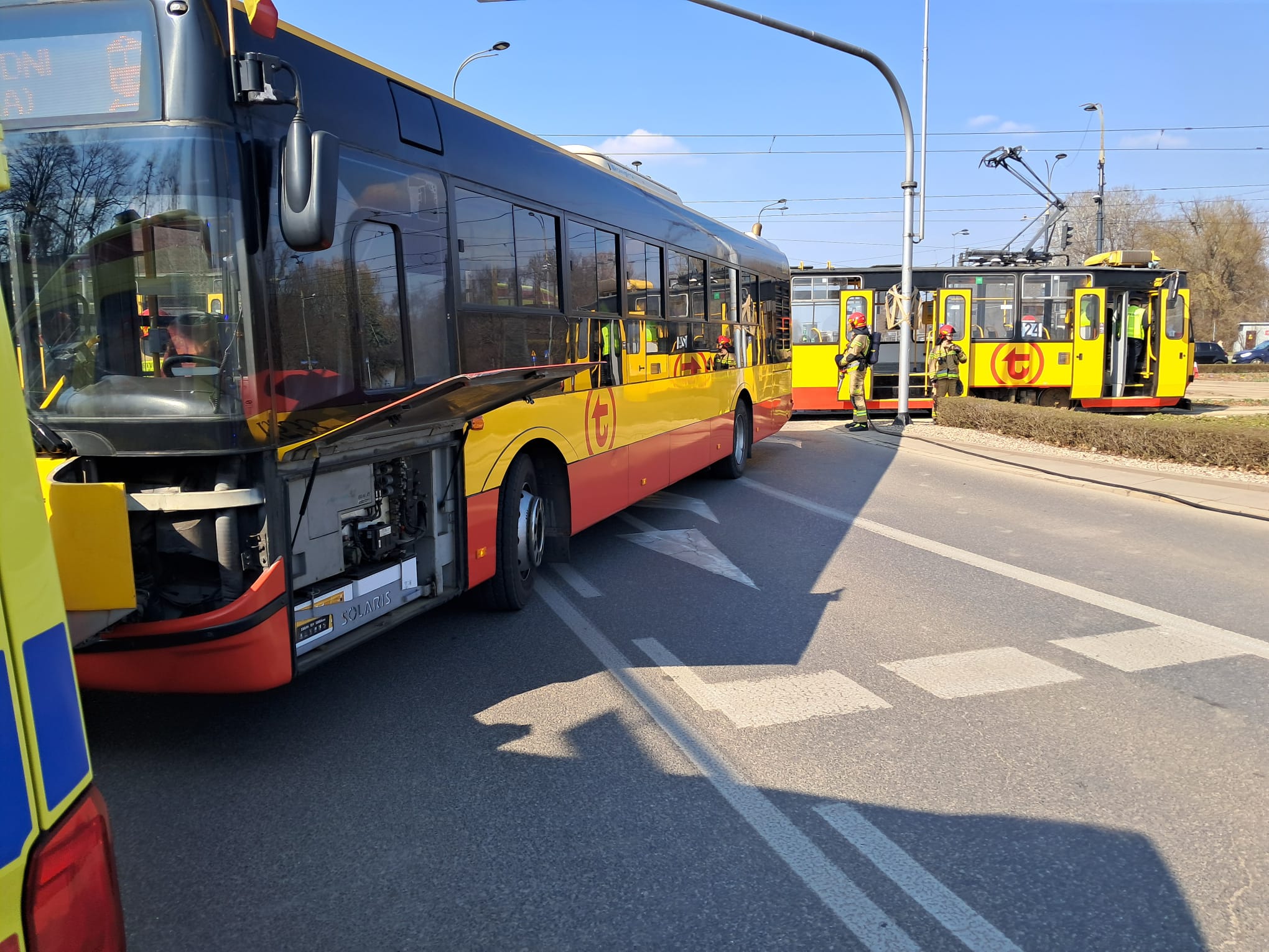 Gigantyczne utrudnienia w Warszawie. Zderzenie autobusu z tramwajem, są ranni