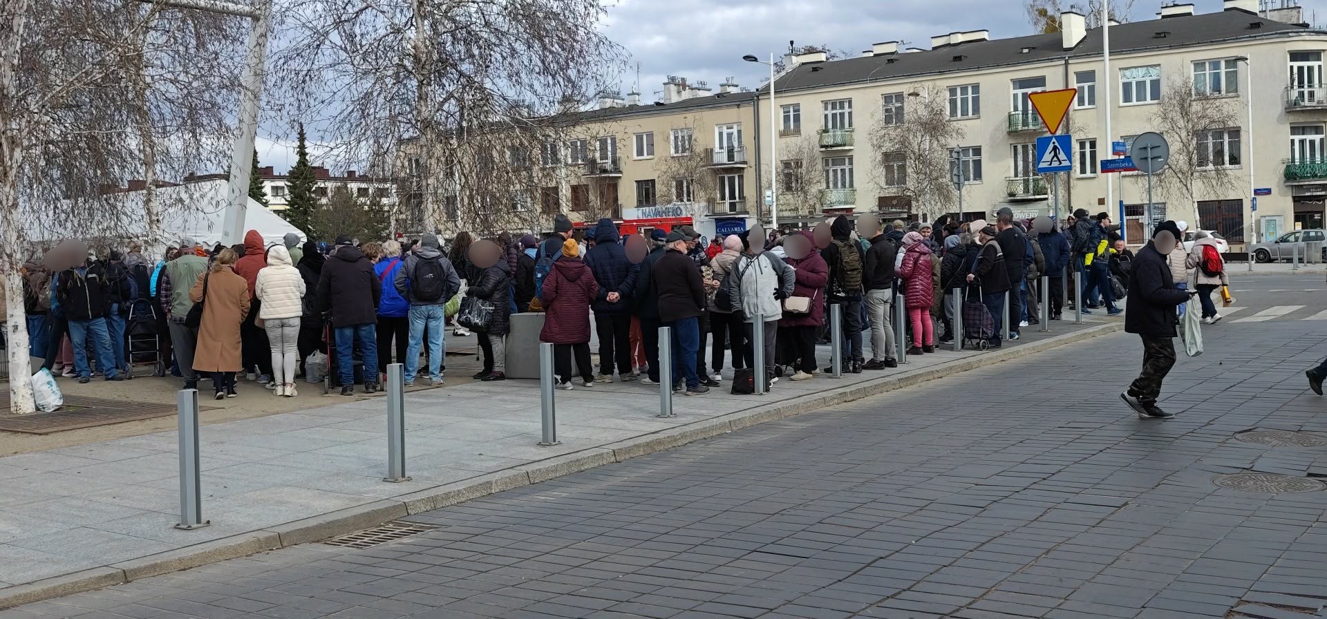 Tłumy na Placu Szembeka. Będą rozdawać za darmo. Każdy chce dostać