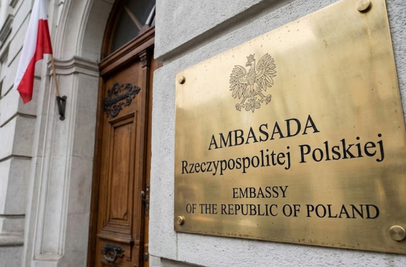 Alarm dla Polaków. Ambasada apeluje: zostańcie w domach i unikajcie lotniska
