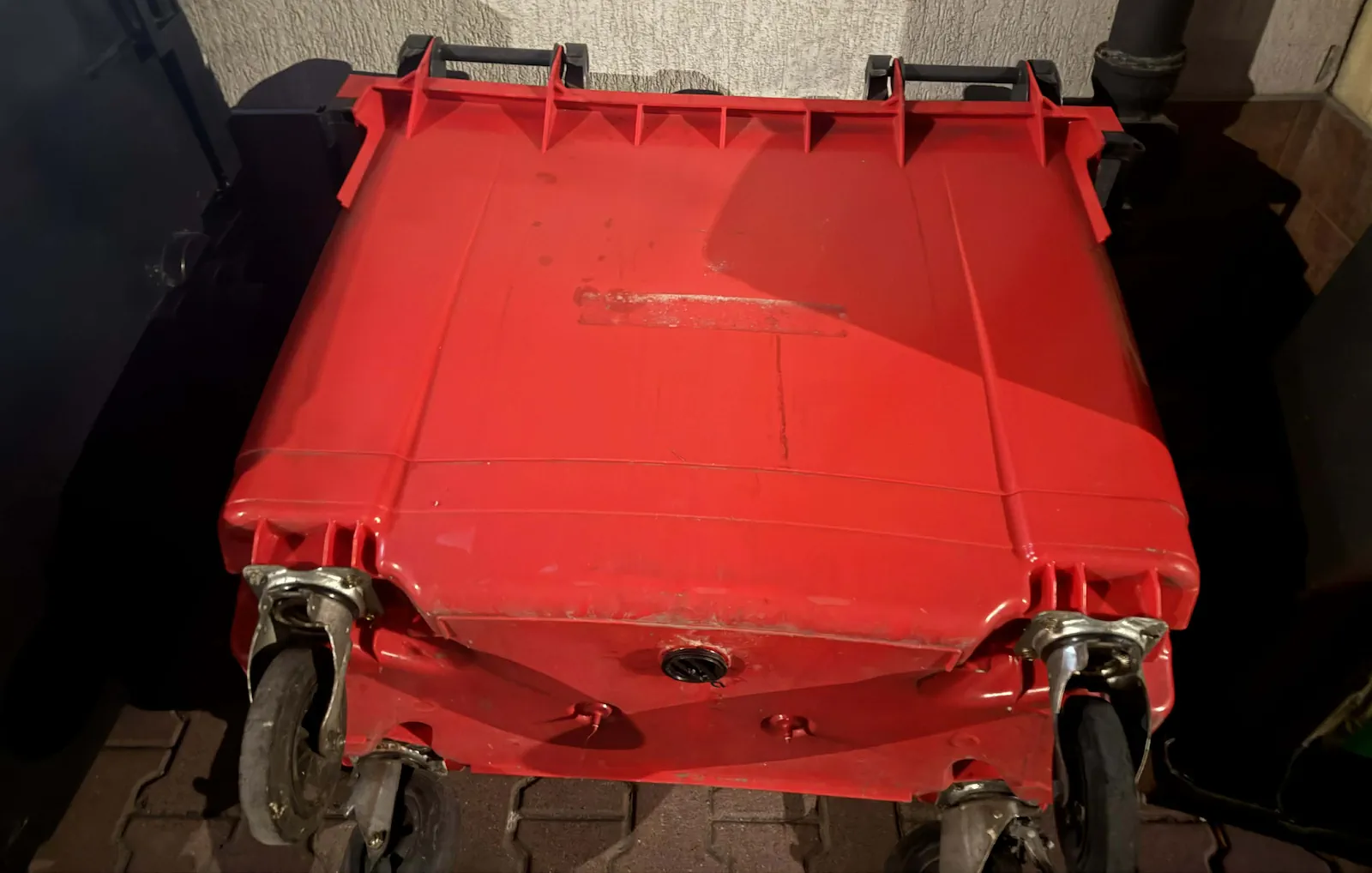 Nowe czerwone pojemniki na ulicach Warszawy. Sprawdziliśmy, co można do nich wrzucać