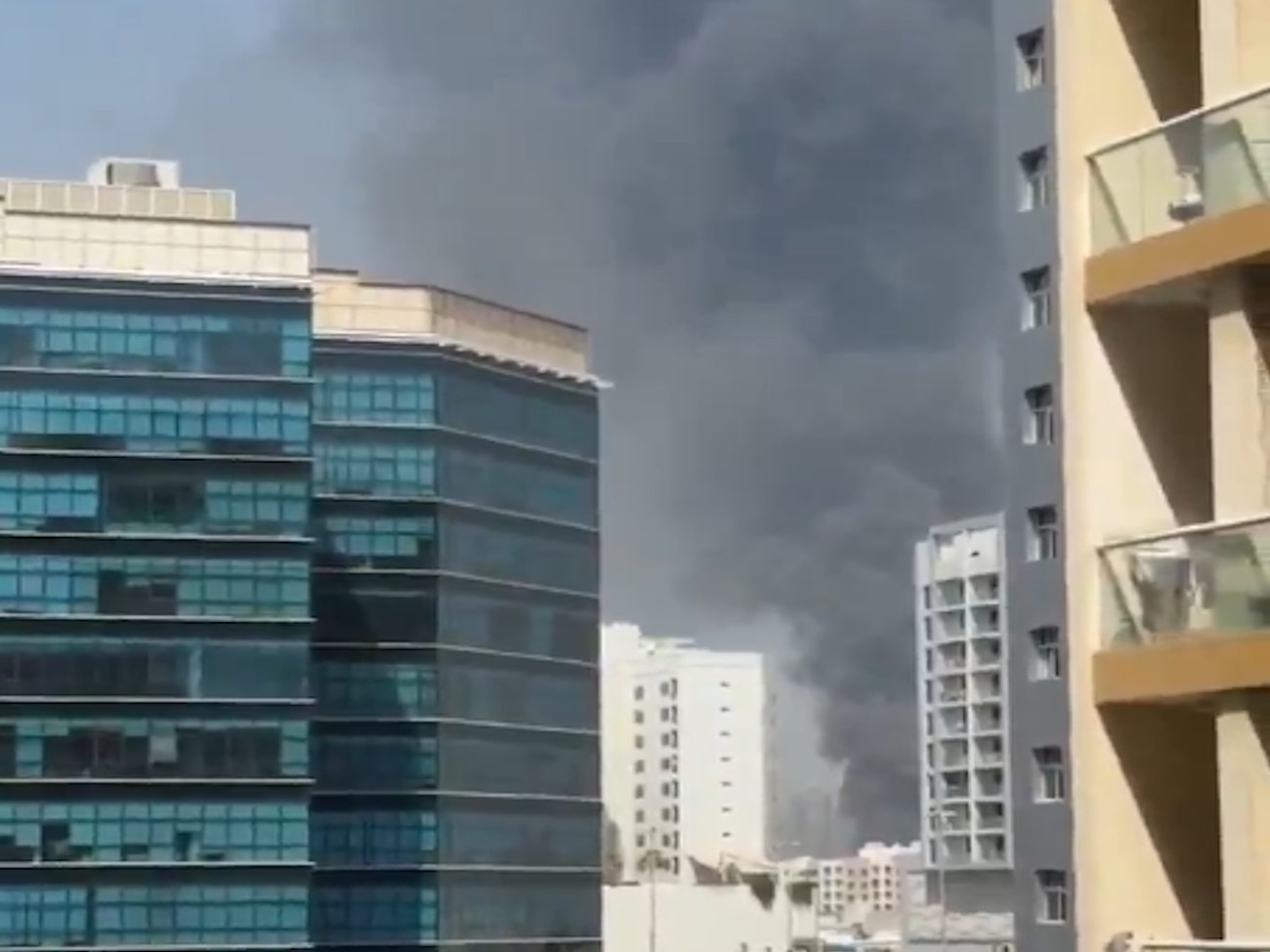Pożar w centrum handlowym w Szardży. Ogień po upadku drona, pod gruzami mogą być ludzie