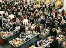 Grafika poglądowa przedstawia ogromne kolejki w sklepach przed Świętami Wielkanocnymi