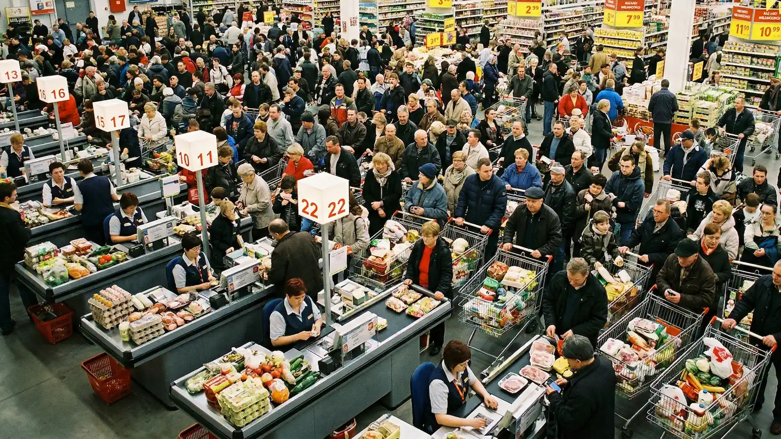 Grafika poglądowa przedstawia ogromne kolejki w sklepach przed Świętami Wielkanocnymi