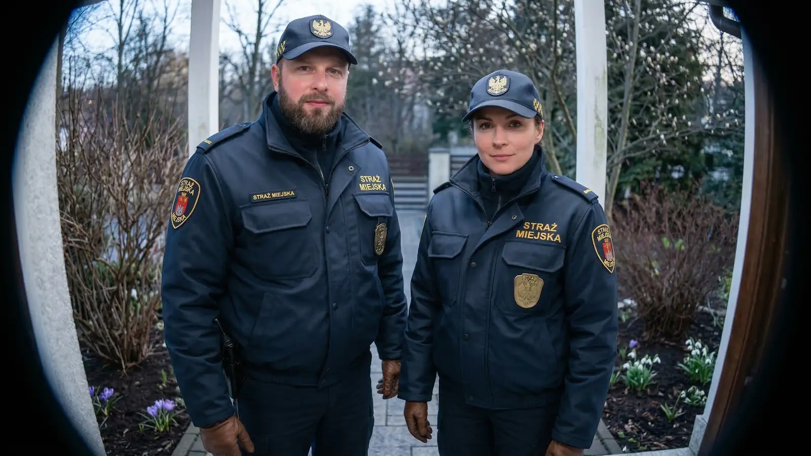 Dron nad Twoim domem, strażnik przy drzwiach. Białołęka i Wawer pod specjalnym nadzorem