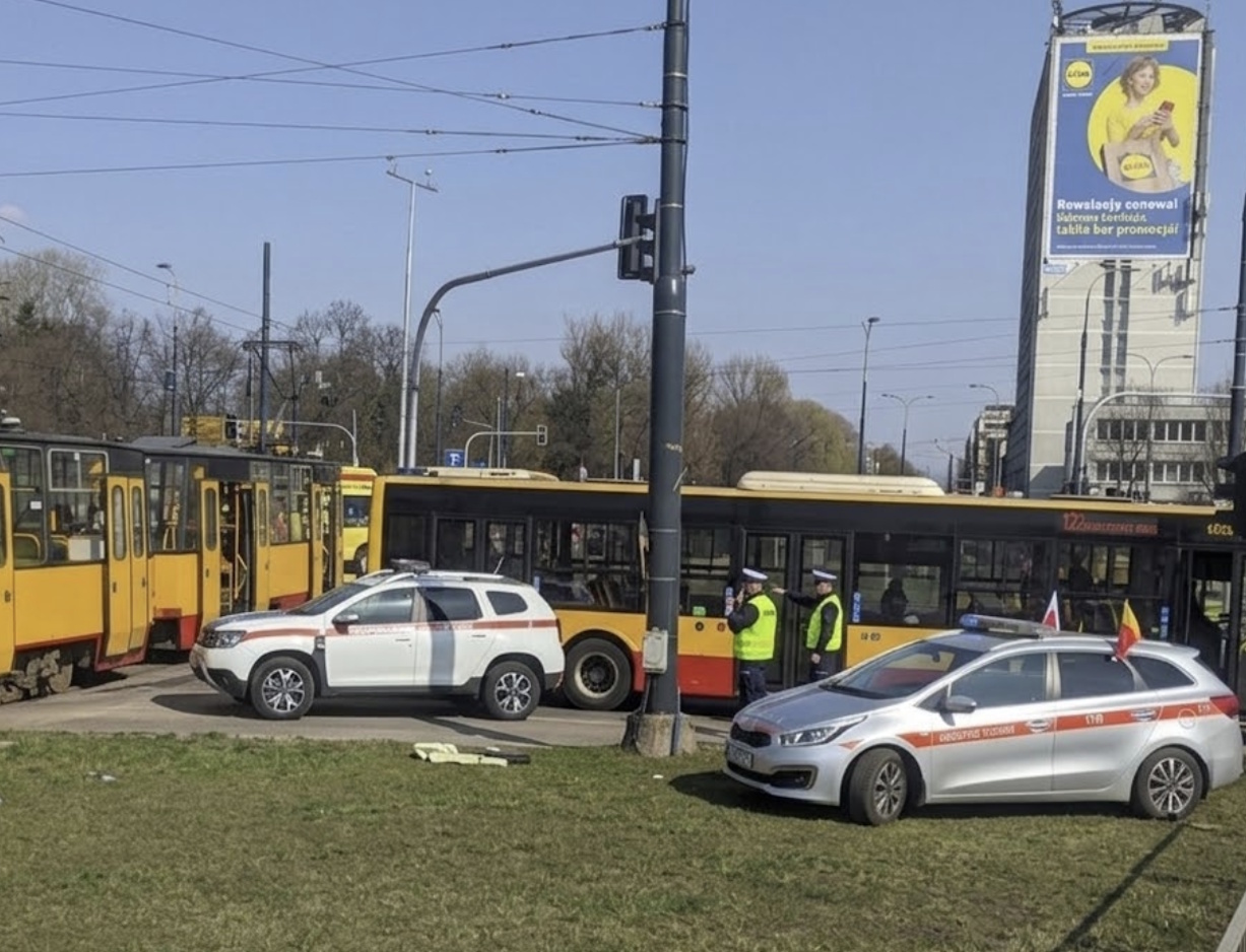 Paraliż na Rondzie Waszyngtona. Wypadek zablokował tramwaje, duże utrudnienia w całej okolicy