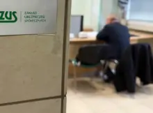 Zakład Ubezpieczeń Społecznych. Starszy mężczyzna rozmawia z doradcą