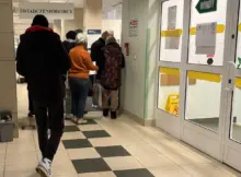 Zakład Ubezpieczeń Społecznych. Kolejka w sali świadczeniobiorców