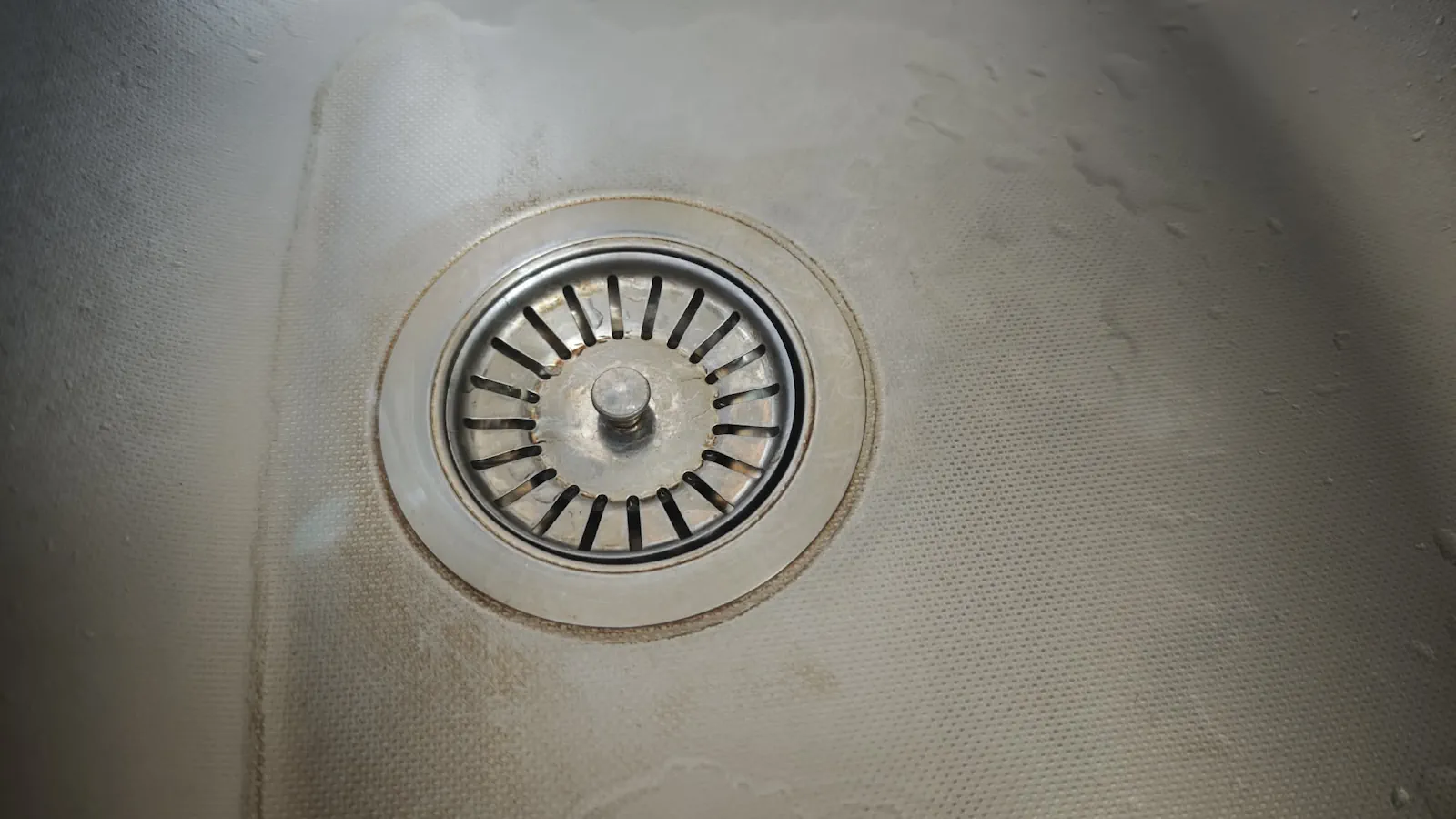 Ponad połowa Polaków robi tak po gotowaniu. Grozi za to więzienie