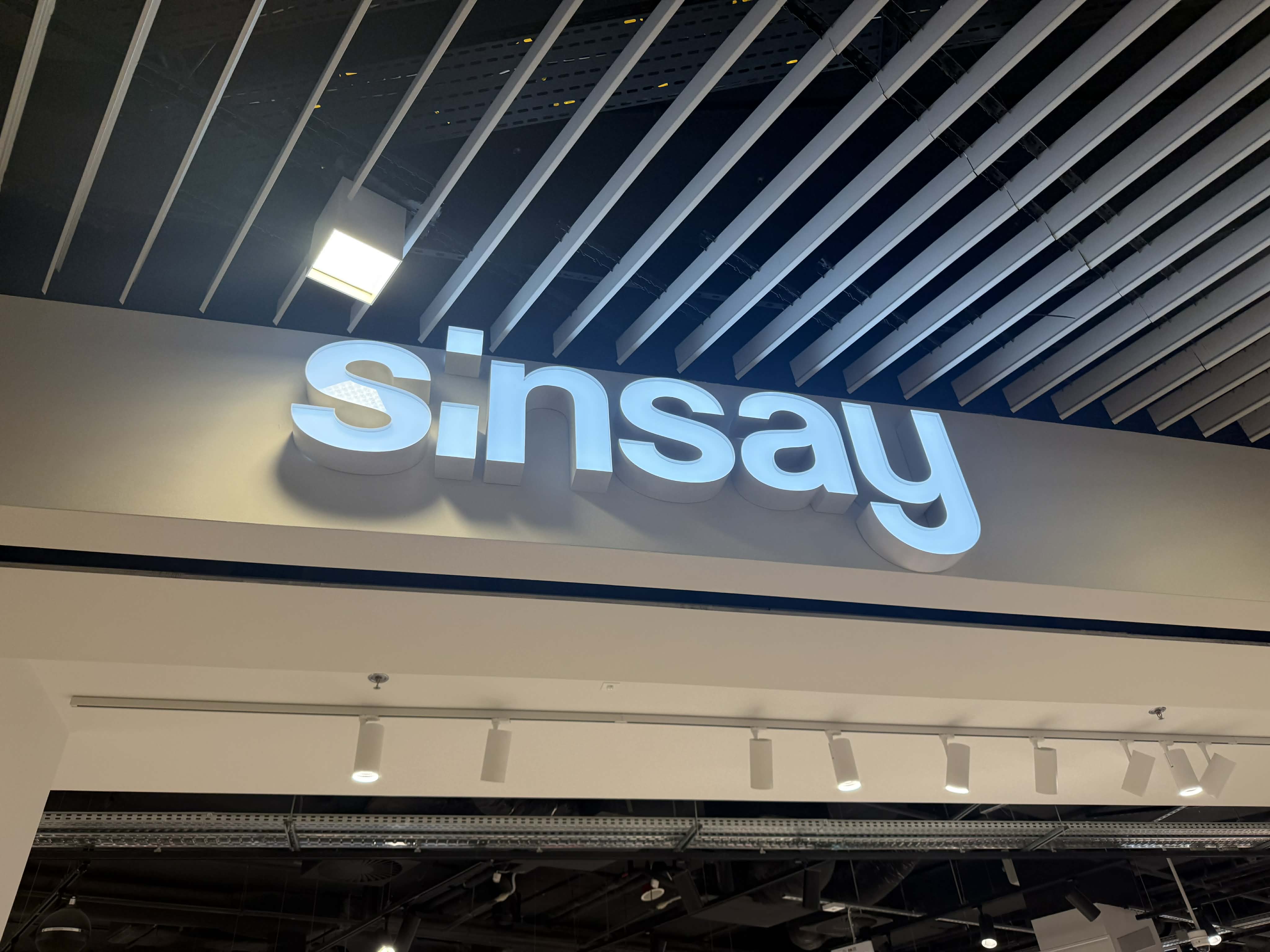 Hit z Sinsay na wiosnę. Ta kurtka znika z półek, a cena zaskakuje