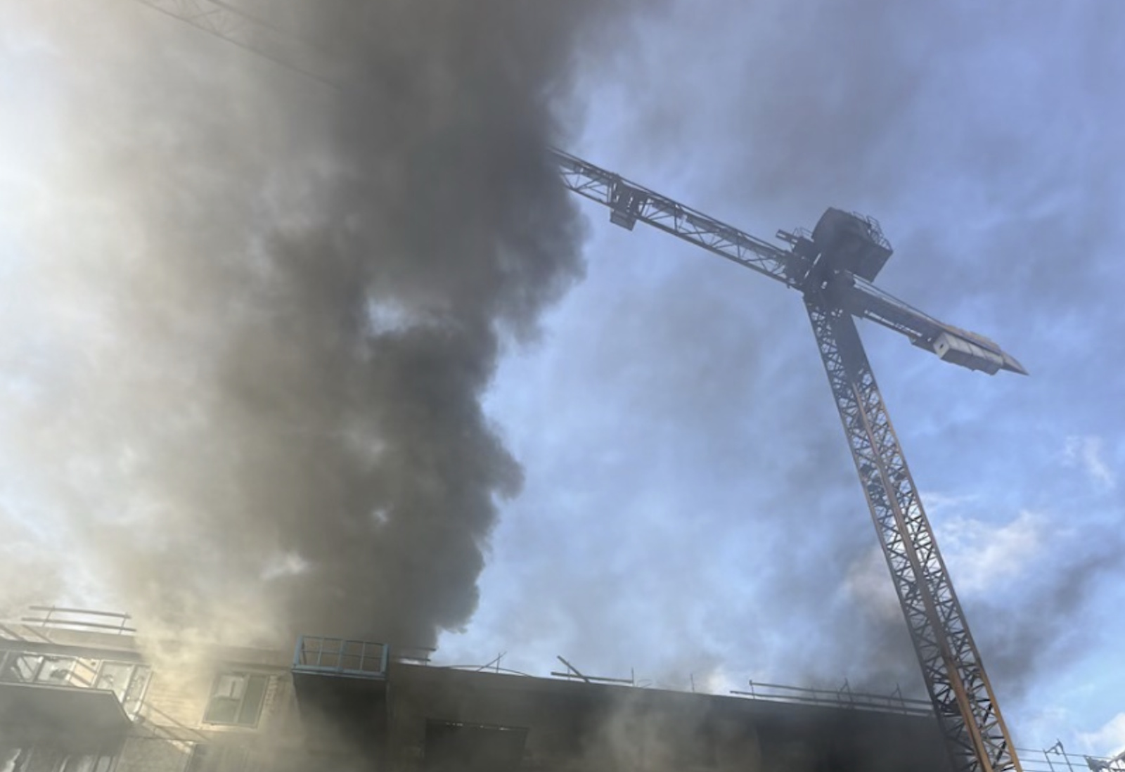 Czarny dym nad Warszawą. Dramatyczna walka o uwięzionego pracownika