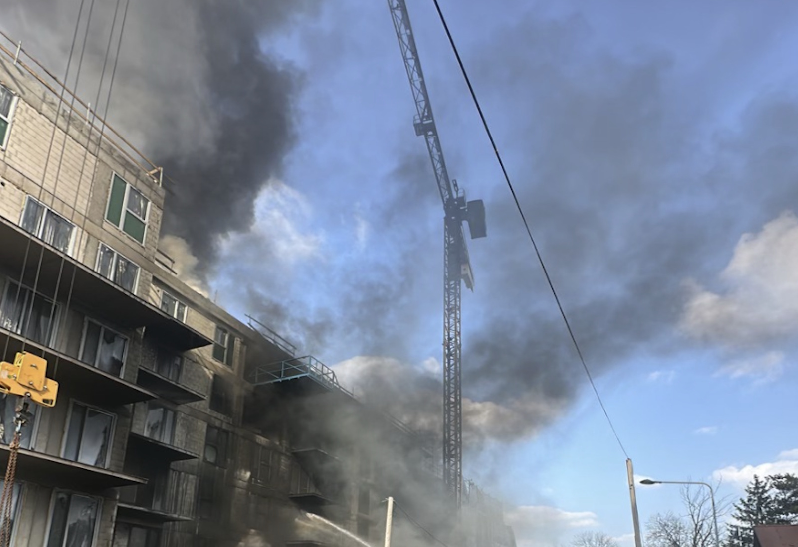 Uwięziony pracownik z płonącego żurawia. Wiadomo, co się z nim stało