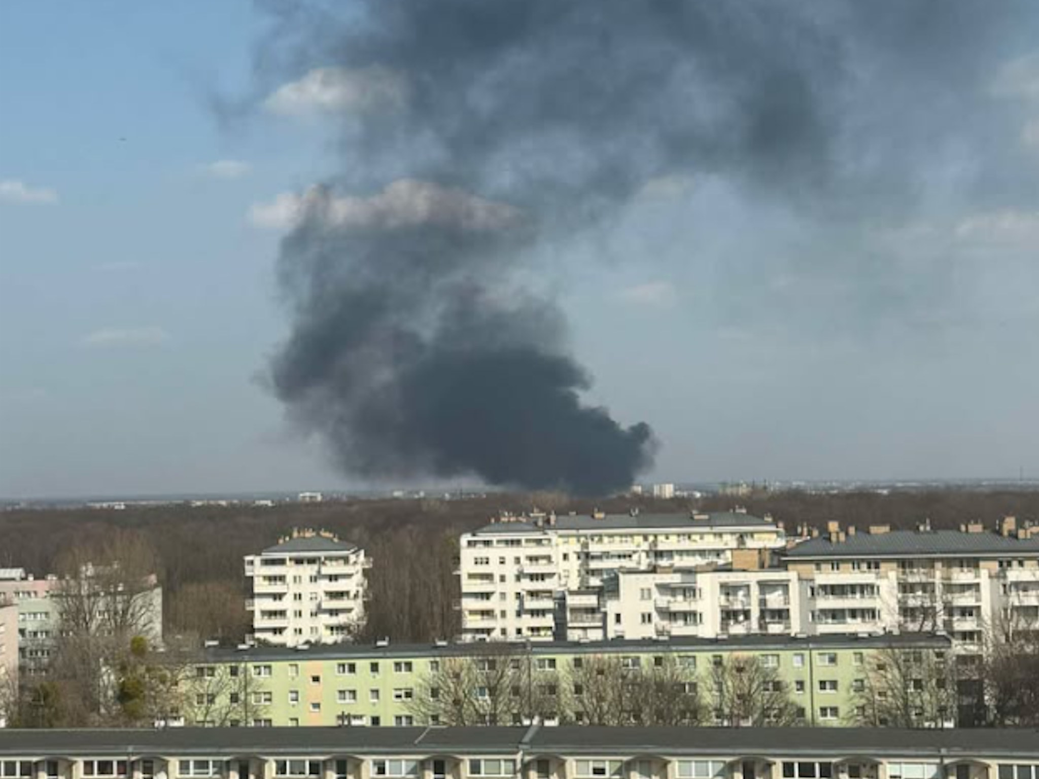 Potężny pożar na Żeraniu. Kłęby dymu nad Warszawą, ogień widać z wielu kilometrów