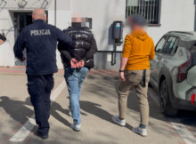 Agresor ze stacji metra prowadzony przez policjantów Fot. Komenda Stołeczna Policji