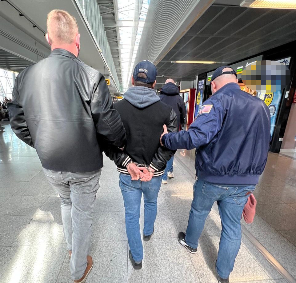 Akcja służb na lotnisku. Chciał uciec z Warszawy przed więzieniem. Zatrzymali go przy samej bramce