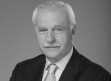 Portret Andrzeja Olechowskiego Autorstwa Komitet Wyborczy Andrzeja Olechowskiego 2010, CC BY-SA 3.0, https://commons.wikimedia.org/w/index.php?curid=10653432