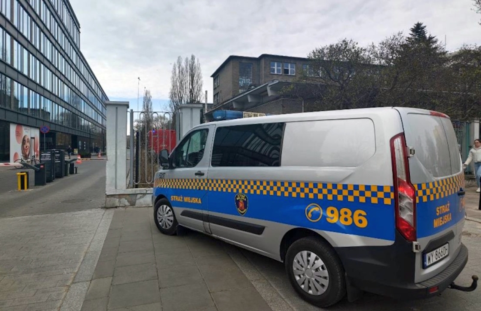 Alarm w Warszawie: radioaktywne przedmioty odkryte w opuszczonym magazynie. Służby natychmiast wkroczyły do akcji