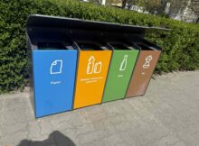 Kosze na śmieci stojące na chodniku fot. Warszawa w Pigułce