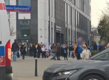 Tragedia na Rondzie Wiatraczna. Osoba spadła z dużej wysokości. Fot. Czytelnik.